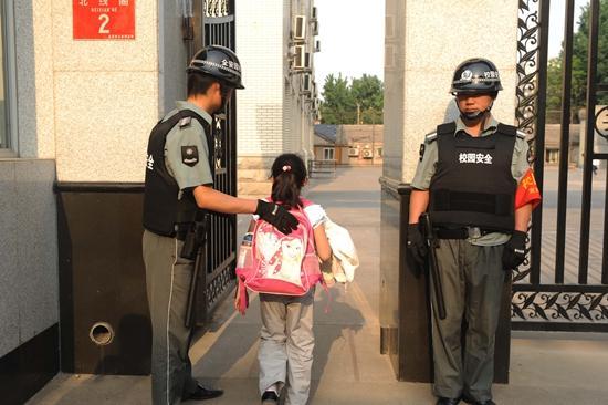 北京一走读小学学校门口，校园安保上岗。视觉中国供图（资料图片）